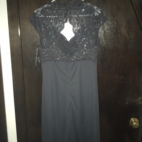 Beautiful lace and dress with a unique lace back - Picture 5 of 6